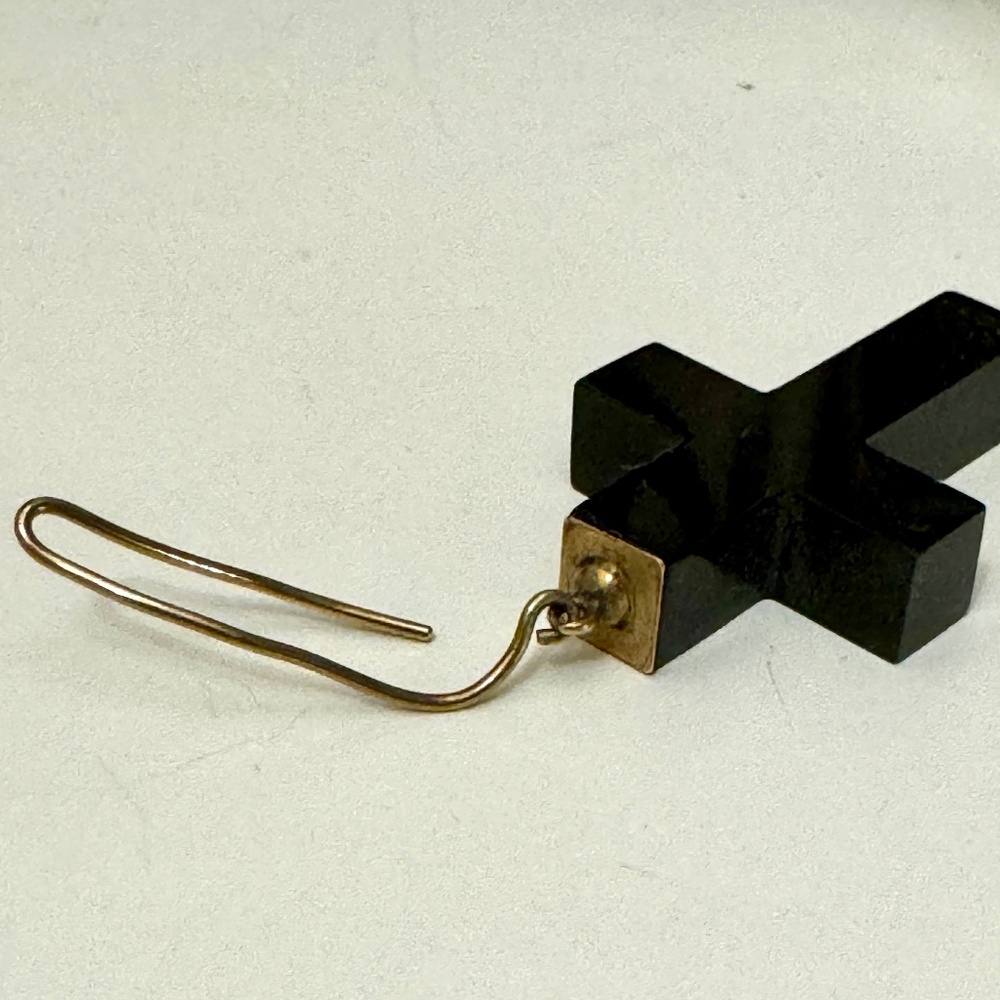 Shiny black cross with gold finding - Picture 3 of 4